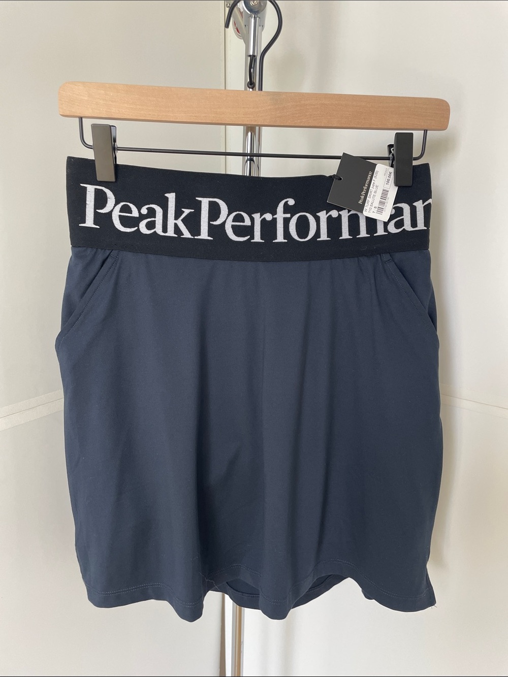 Women’s small Peak performance Navy Skirt with built in shorts & pockets. NWT